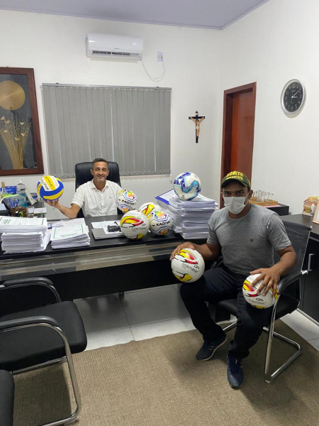 Prefeitura de Brasilândia realiza entrega de bolas esportivas à Coordenação de Esportes.