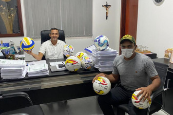 Prefeitura de Brasilândia realiza entrega de bolas esportivas à Coordenação de Esportes.