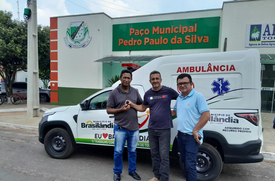 Prefeito de Brasilândia entrega nova ambulância para a Saúde Municipal