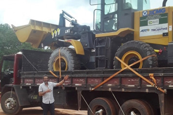 PREFEITO RICARDO FERREIRA DIAS RECEBENDO A PÁ CARREGADEIRA.