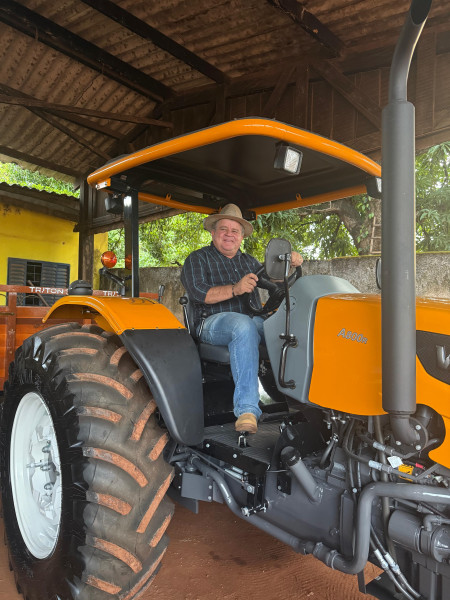 PREFEITO FELIPE RECEBE TRATOR AGRICOLA