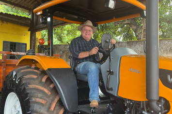 PREFEITO FELIPE RECEBE TRATOR AGRICOLA