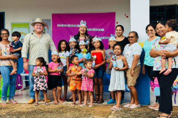 Prefeito Felipe Miranda, Secretaria Thayanne Pereira e Primeira Dama Sandra Clélia, juntamente com os servidores da Escola Nestor Pereira de Sousa.